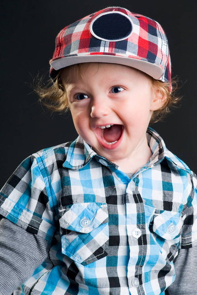 ležérní cool malé dítě s kloboukem před šedým pozadím - Fotografie, Obrázek