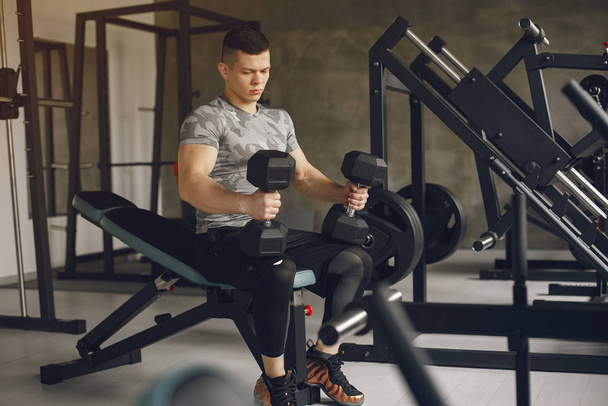 A handsome man is engaged in a gym - Valokuva, kuva