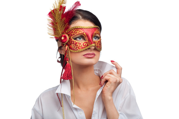 krásná mladá žena nosí červené karnevalovou masku - Fotografie, Obrázek