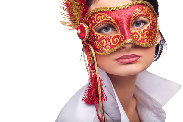 fiatal nő visel piros karneváli maszk - Fotó, kép
