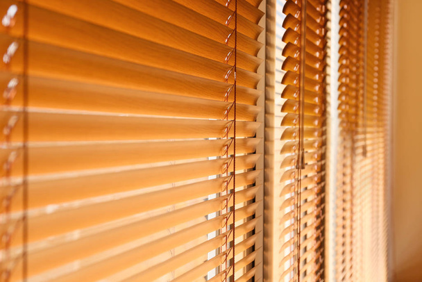 Μοντέρνα blinds κρέμονται στο παράθυρο - Φωτογραφία, εικόνα