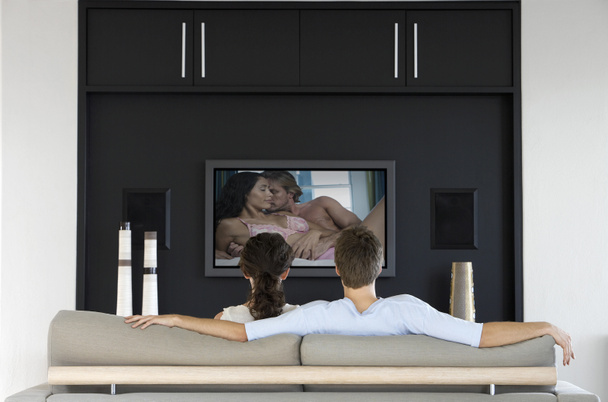 Couple regardant un film à la télévision
 - Photo, image