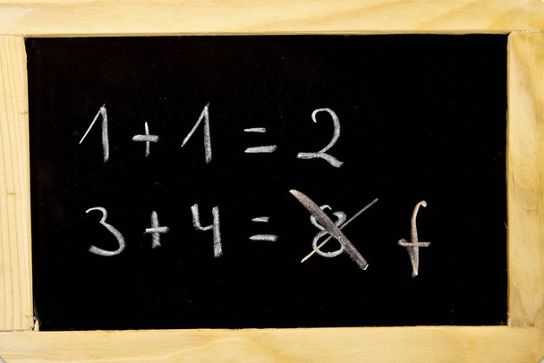 an error in the calculation on a chalkboard - Foto, afbeelding