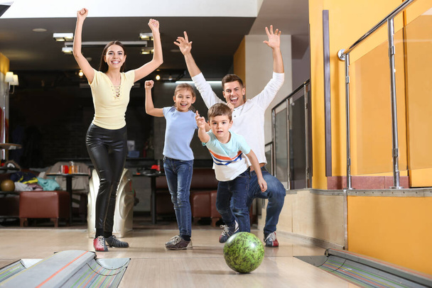 Happy family spending time together in bowling club - Foto, Bild