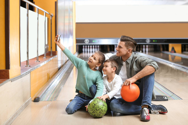 Happy family taking selfie in bowling club - Foto, Imagen