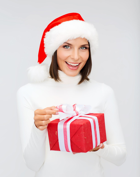 Smiling woman in santa helper hat with gift box - Фото, зображення