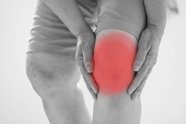 Staré asijské ženy na koleno zranění na bílém pozadí, černé a whi - Fotografie, Obrázek