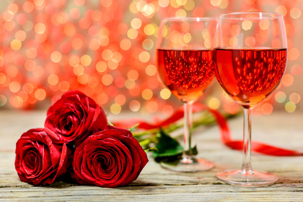 Egy pohár bor és rózsa. - Fotó, kép