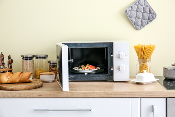 Modern mikrodalga fırın mutfakta. - Fotoğraf, Görsel