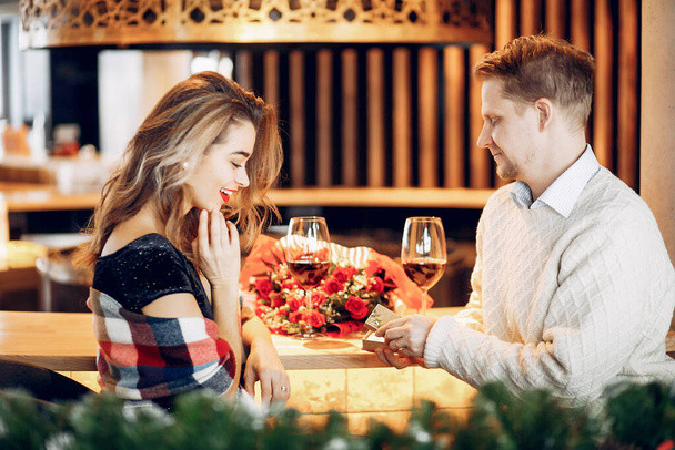 Elegant couple spend time in a restaurant - Fotoğraf, Görsel