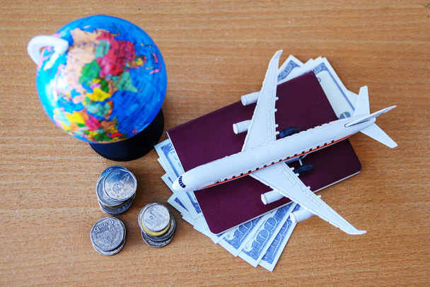 旅行の計画(飛行機の模型とパスポート)) - 写真・画像