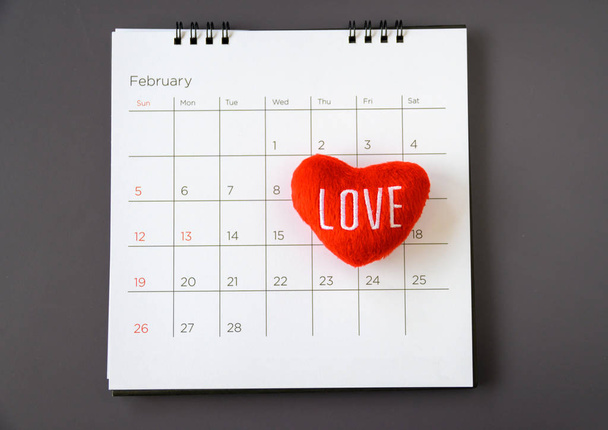 Corazón en el calendario. concepto para boda y día de San Valentín
. - Foto, imagen