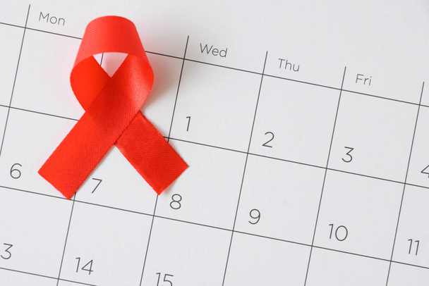 Welt-Aids-Tag-Konzept, rotes Band mit Datum 1. Dezember  - Foto, Bild