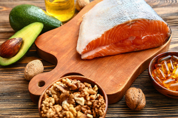 Zdravé produkty bohaté na omega-3 na dřevěném pozadí - Fotografie, Obrázek