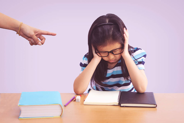Unavená a unavená asijská studentka dělá domácí úkoly. Naštvaná matka  - Fotografie, Obrázek