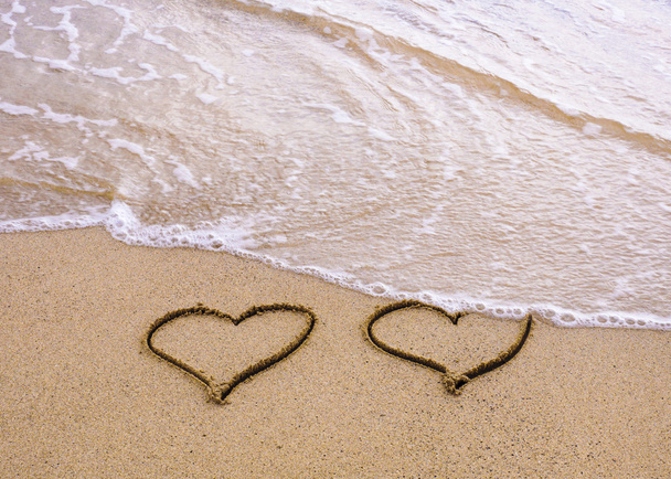 symbolen van twee harten getrokken op zand, liefde concept - Foto, afbeelding