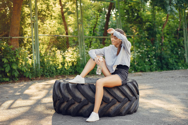 Sports girl training ain a summer park - Fotoğraf, Görsel