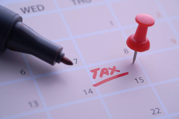 Концепция оплаты налога с календарной датой и кнопкой
  - Фото, изображение