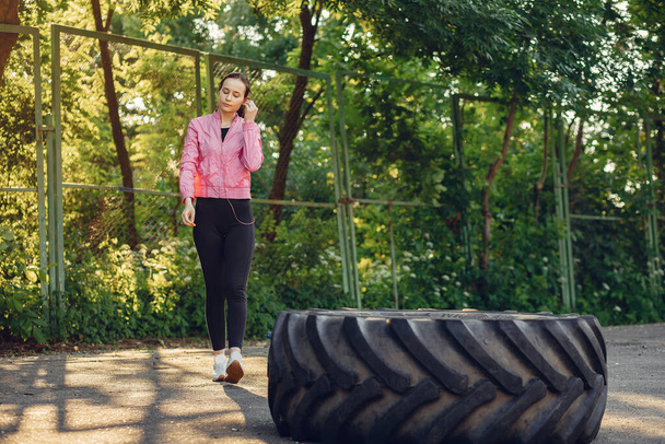 Sports girl training ain a summer park - Fotoğraf, Görsel