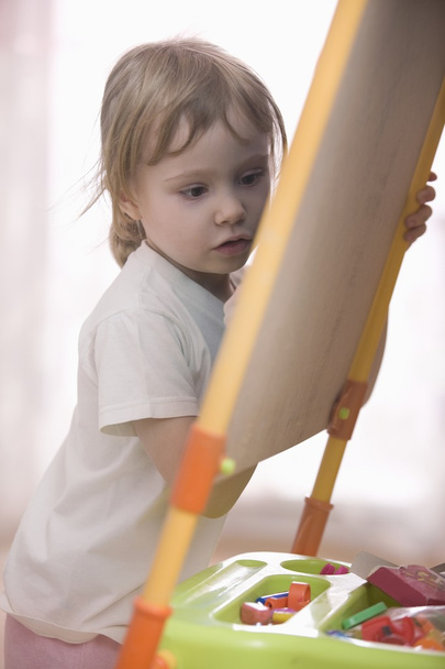 girl drawing on chalkboard - Foto, Bild