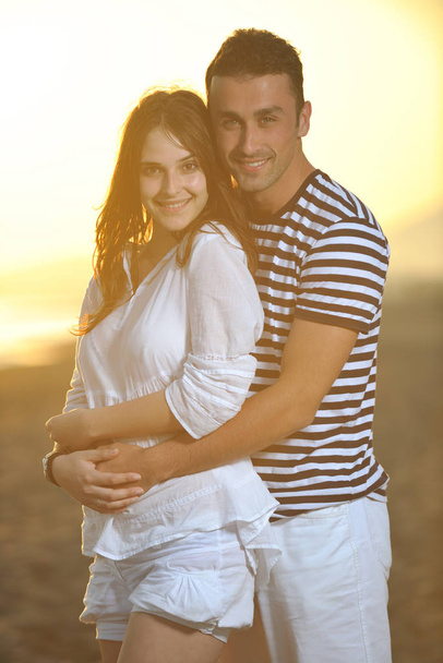 felice giovane coppia hanno tempo romantico sulla spiaggia al tramonto - Foto, immagini