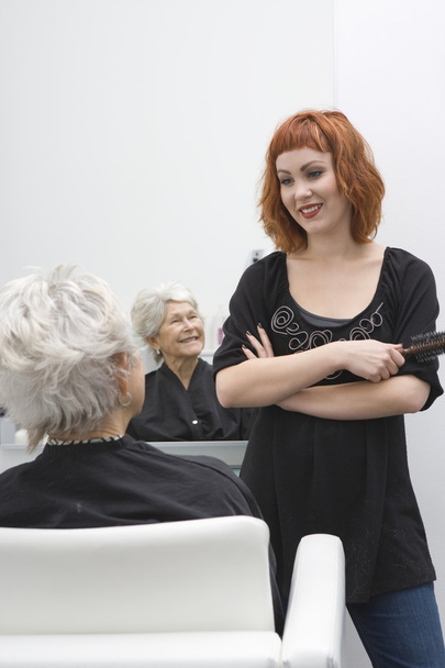 Stylist and client discuss haircut - Foto, Imagen