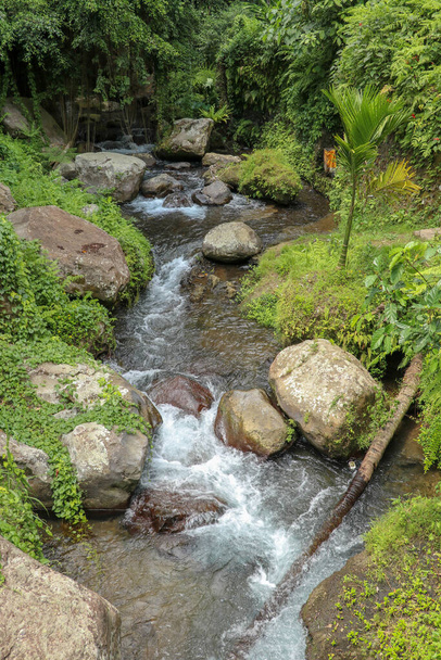 Lecho del río en el valle de Pakerisan con agua salvaje y grandes rocas
.  - Foto, Imagen