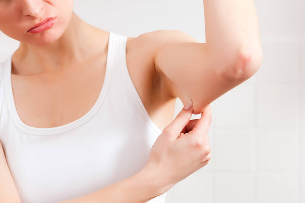 woman checks her triceps - Foto, immagini