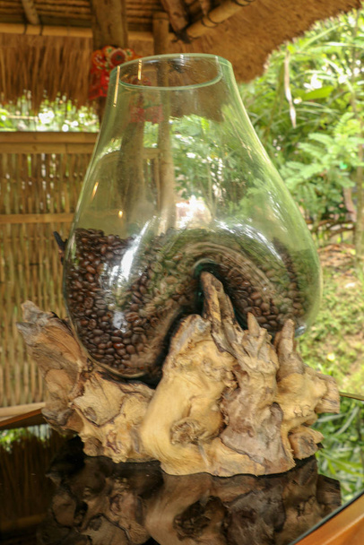 Natuurlijke Koffie Arabica bonen in een glazen pot geplaatst op - Foto, afbeelding
