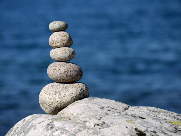 stack of stones on the sea - Foto, immagini