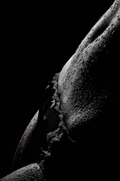 naked woman with black body on a dark background - Zdjęcie, obraz
