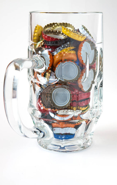 Mug full of colored caps from beer bottles - Foto, Bild