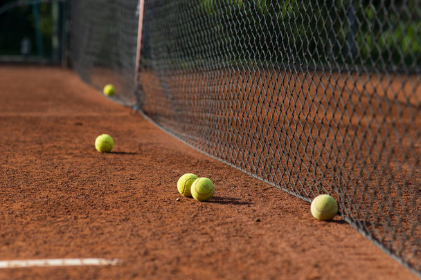 Treinando bola de tênis na quadra de tênis
 - Foto, Imagem