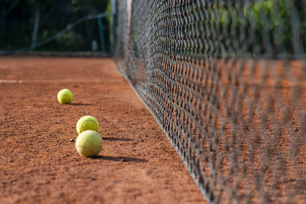 Теннисный мяч на теннисном корте
 - Фото, изображение