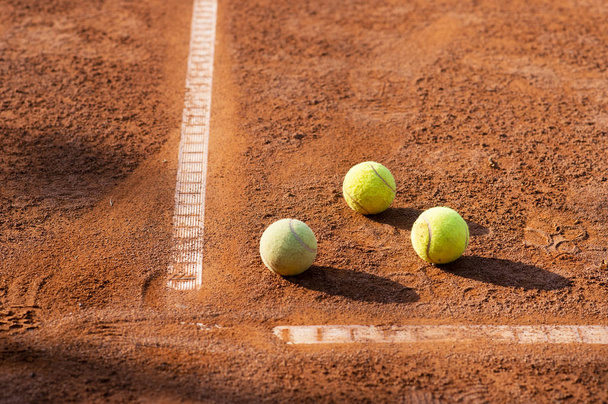 Training tennis ball on the tennis court - Foto, afbeelding