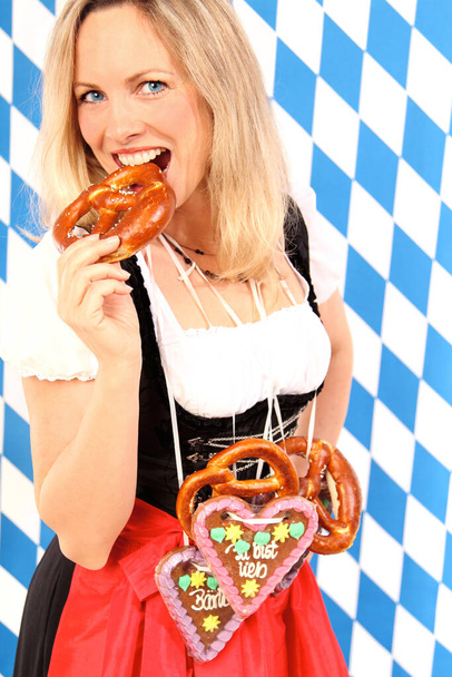 Bavarian woman and Oktoberfest celebration - Valokuva, kuva