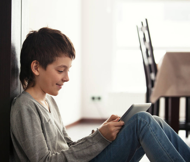 Child playing at tablet - Fotografie, Obrázek