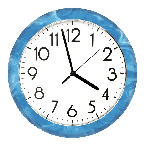 Синій настінний годинник. Ізольовані на білому тлі. Високоякісна фотографія
. - Фото, зображення