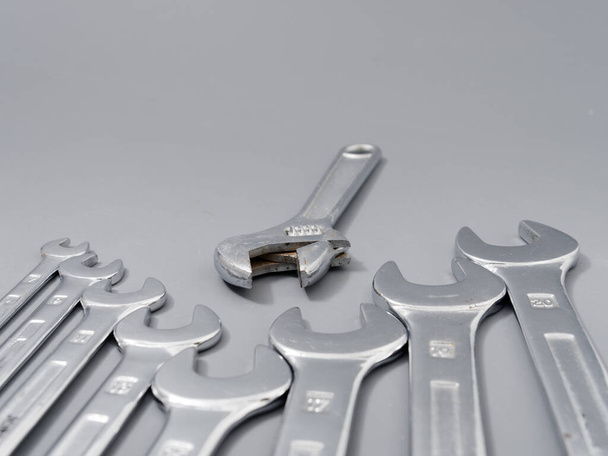 автоматический ремонт ключей на сером фоне
 - Фото, изображение