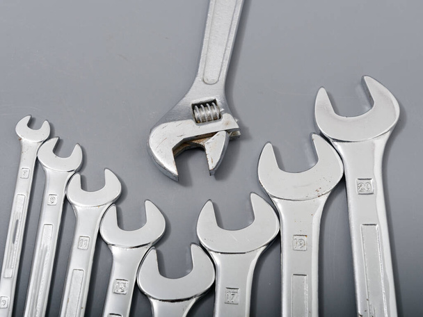 llaves de reparación de automóviles sobre un fondo gris
 - Foto, Imagen