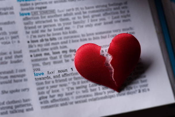 Red broken heart on dictionary love definition. The concept of b - Fotoğraf, Görsel