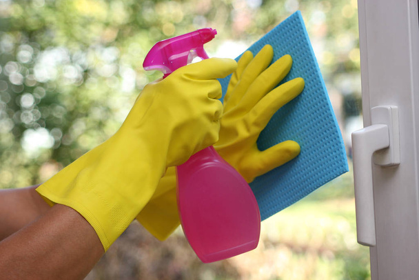 woman cleaning the house with clean sponge - Fotoğraf, Görsel