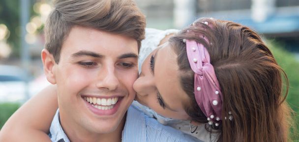 Frau küsst ihren Liebhaber Mann; Konzept der Liebe, Valentinstag, liebevolles Paar. romantisches Paar; Bannerformat - Foto, Bild