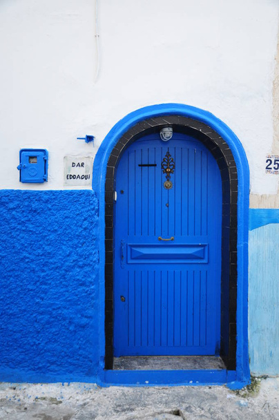 blue front door in the kasbah of oudaias - Foto, imagen