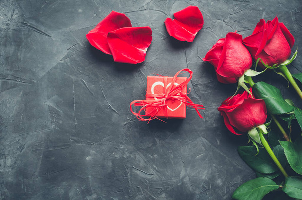 Red roses with gift box - Φωτογραφία, εικόνα