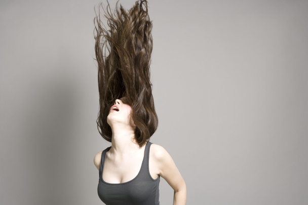 Femme jetant de longs cheveux bruns
 - Photo, image