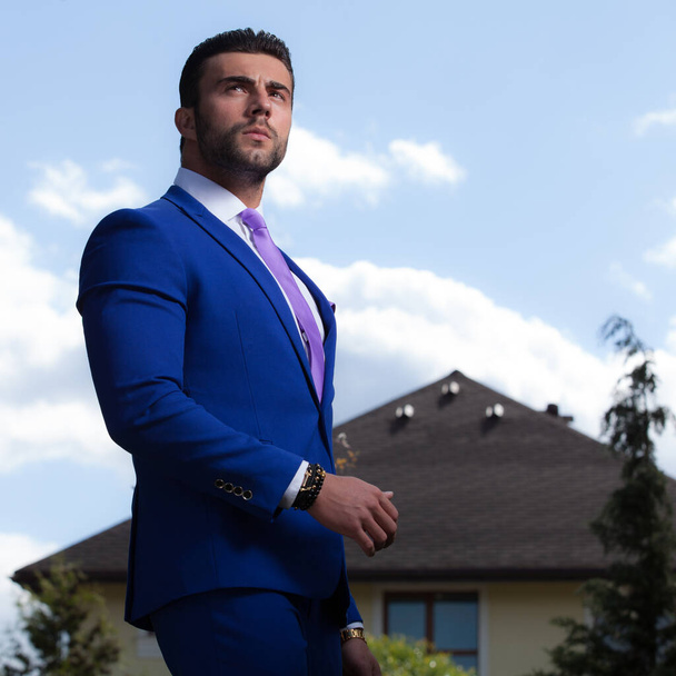 Young elegant handsome man posing outside. - Foto, Imagen