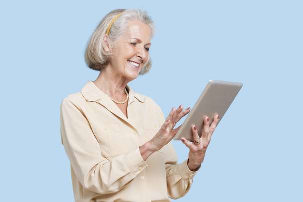 Senior woman using tablet PC - Foto, afbeelding