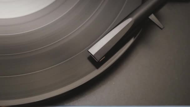 a vinyl record is played in the player - Video, Çekim