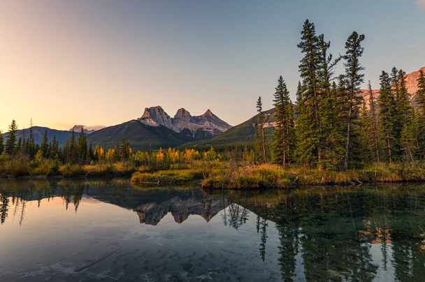 Paysage de trois sœurs montagne réflexion sur étang au lever du soleil
  - Photo, image